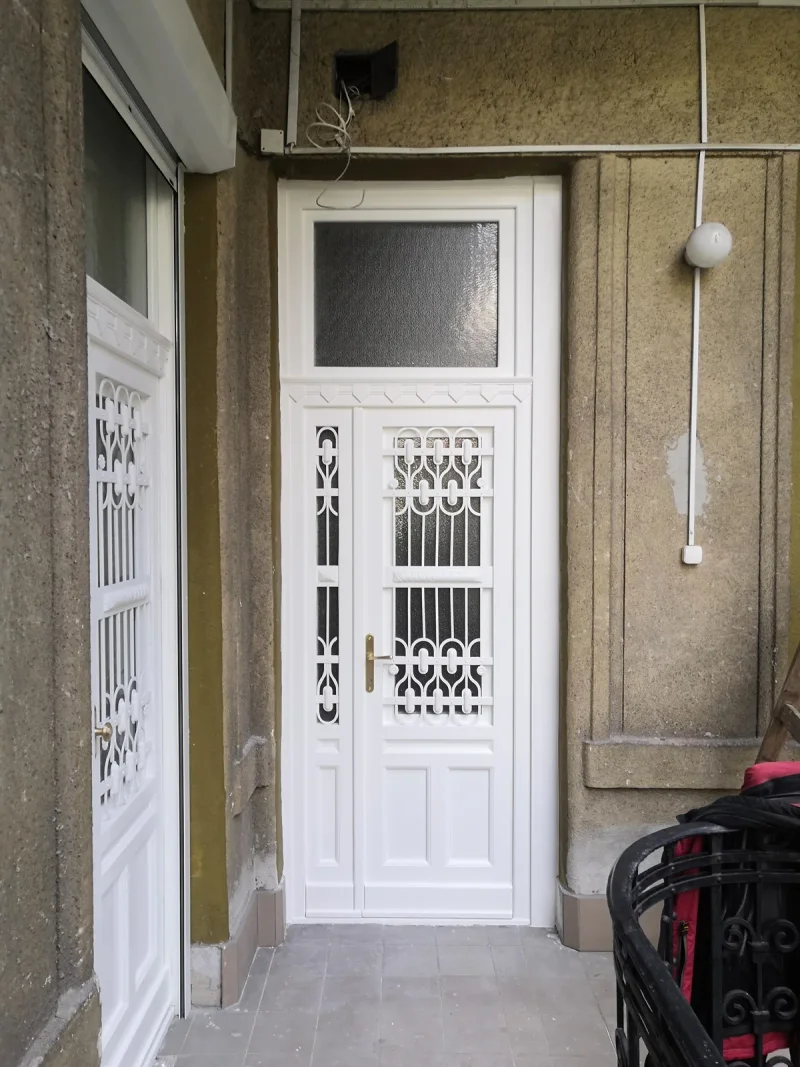 Aszimmetrikus társasházi bejárati ajtó, az eredetivel megegyező kialakítás, masszív, vastag kivitel. Egyharmad fixált és kétharmad nyíló rész a napi használatra.Beépítve kompletten.