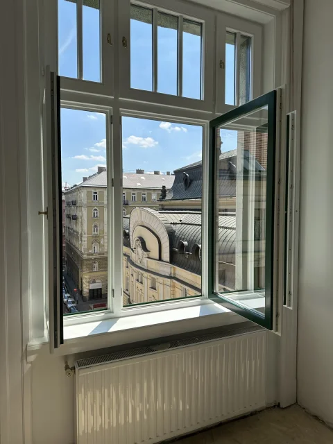 Társasházi nagypolgári lakás utcafronti ablakai hőszigetelt üveggel, modern vasalatokkal, az eredeti antik kilincsekkel, kívül zöld belül fehérre fényezve.