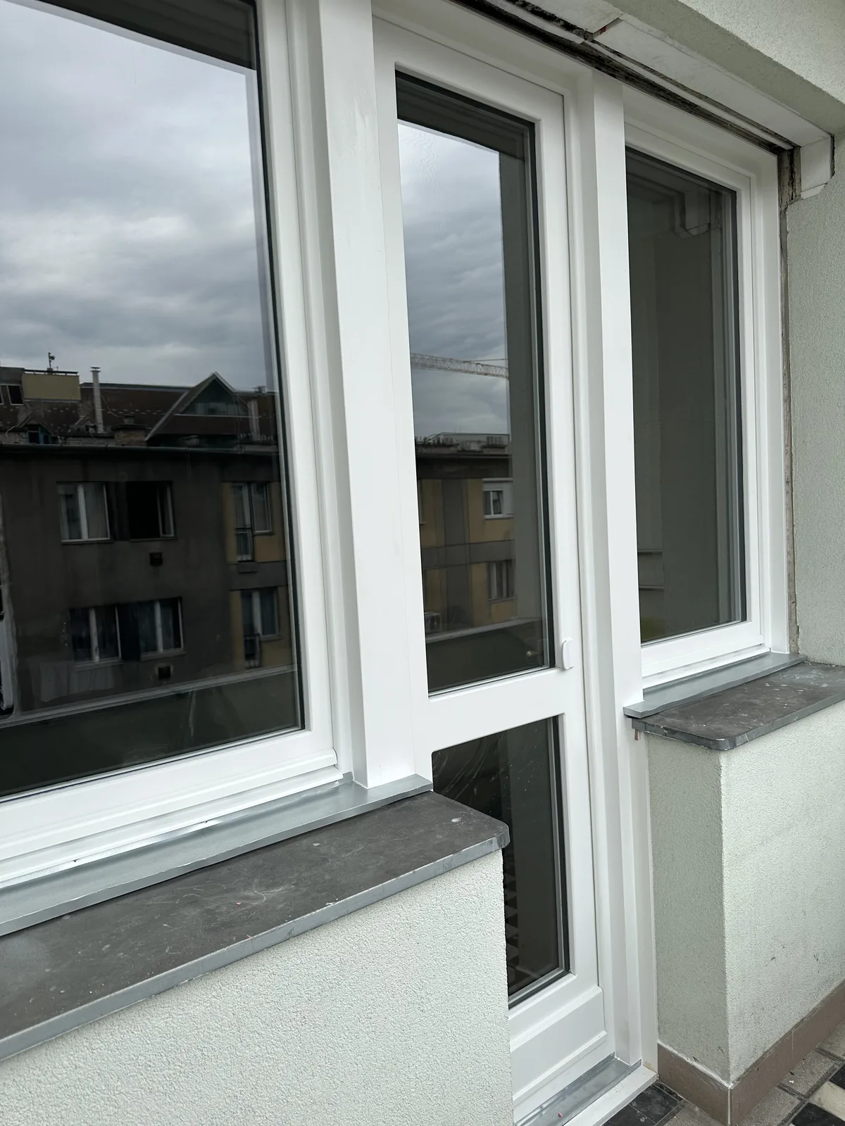 Társasházi utcafronti ablakok erkélyajtóval egybeépítve. Budai panellakásba. Hőszigetelt üveggel, fehérre festve, fényezve, rézkilincsekkel, dupla gumiszigeteléssel. Beépítve kompletten.