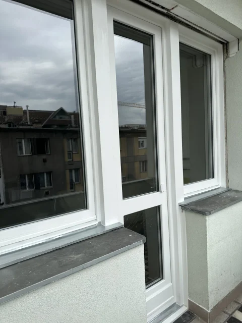 Társasházi utcafronti ablakok erkélyajtóval egybeépítve. Budai panellakásba. Hőszigetelt üveggel, fehérre festve, fényezve, rézkilincsekkel, dupla gumiszigeteléssel. Beépítve kompletten.