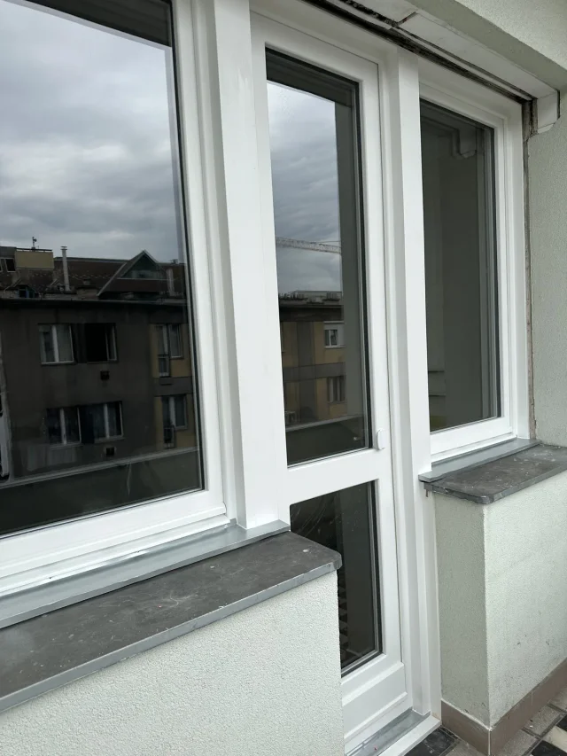 Társasházi utcafronti ablakok erkélyajtóval egybeépítve. Budai panellakásba. Hőszigetelt üveggel, fehérre festve, fényezve, rézkilincsekkel, dupla gumiszigeteléssel. Beépítve kompletten.