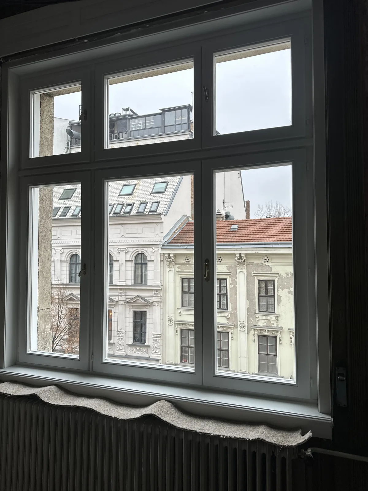 Társasházi nagypolgári lakás utcafronti ablakai hőszigetelt üveggel, modern vasalatokkal, az eredeti antik kilincsekkel, fehérre fényezve.